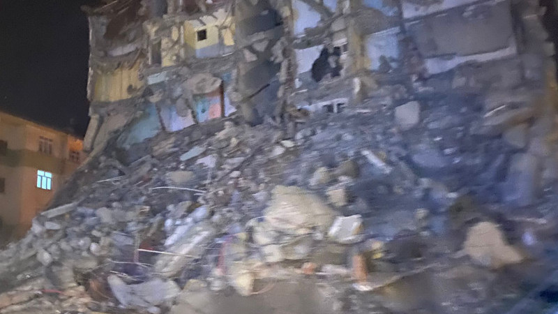 Ağır Hasarlı Binalar Yıkılıyor...
